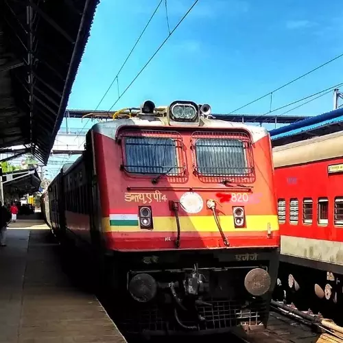 മകന്‍റെ മുന്നിൽ വച്ച് കൊടും ക്രൂരത; ഭാര്യയെ ഓടുന്ന ട്രെയിനിന് മുന്നിലേക്ക് വലിച്ചെറിഞ്ഞ് കൊലപ്പെടുത്തി; ഭര്‍ത്താവ് അറസ്റ്റില്‍