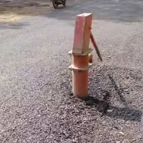 പൊതുജനങ്ങൾക്ക് വെള്ളമെടുക്കാനുള്ള ഹാൻഡ് പമ്പ് റോഡിന് നടുവിൽ; ഉത്തർപ്രദേശിലെ റോഡ് നിർമാണം ചർച്ചയാകുന്നു