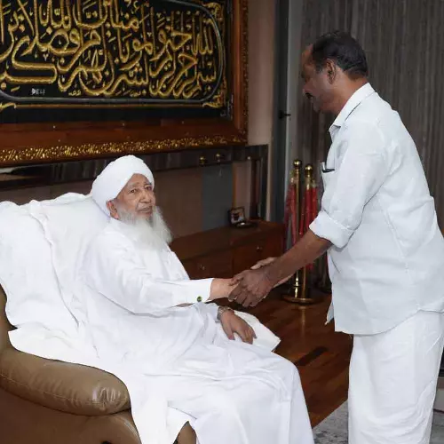 വ്രത വിശുദ്ധിയുടെ 27-ാം നാളിൽ അൽപസമയം ഞങ്ങളോടൊപ്പം ചെലവഴിക്കാൻ സമയം കണ്ടെത്തിയ വിശുദ്ധ മനസിന് നന്ദി; കാന്തപുരത്തെയും മകനെയും സന്ദർശിച്ച് കാരായി രാജൻ