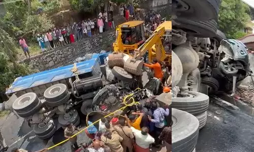 നിയന്ത്രണം നഷ്ടപ്പെട്ട ടിപ്പർ ലോറി ബൈക്കിലിടിച്ച് യുവാവിന് ദാരുണാന്ത്യം; സുഹൃത്തിന് ഗുരുതര പരിക്ക്