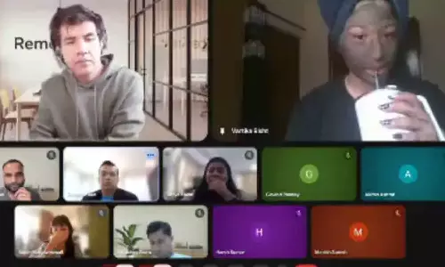 സിഇഒയുടെ മീറ്റിം​ഗിൽ ഫേസ് മാസ്‌കും തലയിൽ തോർത്തുമായി ജീവനക്കാരി; വൈറലായി ജെൻ-സി ജീവനക്കാരിയുടെ വീഡിയോ