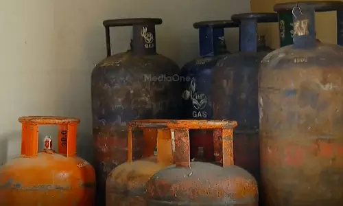 രാജ്യത്ത് ഇന്ധന പ്രതിസന്ധി രൂക്ഷം; ഗാർഹിക സിലിണ്ടറുകളുടെ വിതരണം 34% കുറഞ്ഞു