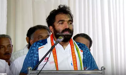 പിണറായി വിജയന് പീലാത്തോസിന്റെ റോൾ; സോളാർ കേസിൽ സിബിഐ റിപ്പോർട്ട് ചർച്ച ചെയ്യാൻ മുഖ്യമന്ത്രിയെ വെല്ലുവിളിച്ച് ചാണ്ടി ഉമ്മൻ