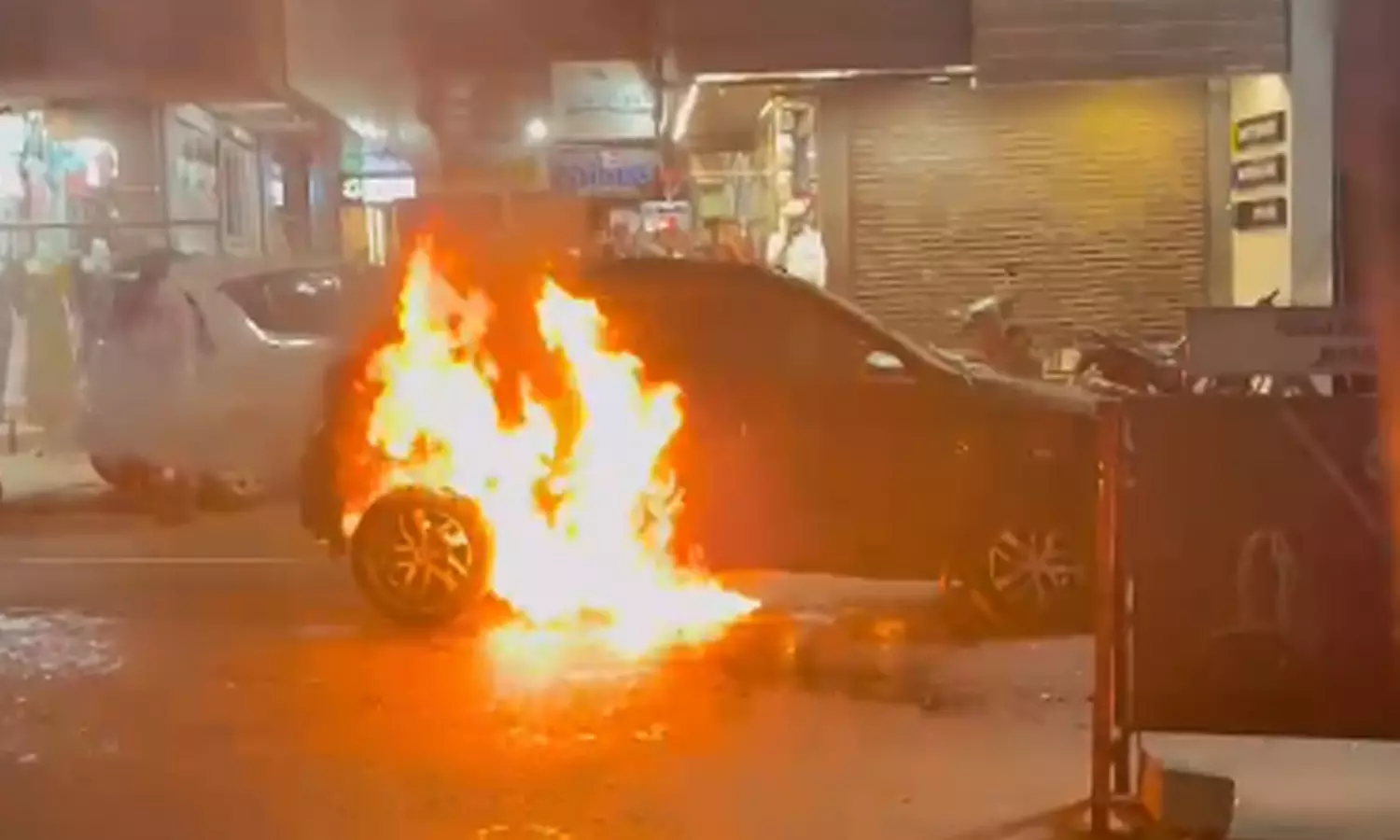 തെരഞ്ഞെടുപ്പ് പ്രചാരണത്തിനിടെ പടക്കം വീണ് കാറിന് തീപിടിച്ചു തെരഞ്ഞെടുപ്പ് പ്രചാരണത്തിനിടെ പടക്കം വീണ് കാറിന് തീപിടിച്ചു