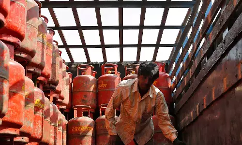 രാജ്യത്ത് ഇന്ധന പ്രതിസന്ധി തുടരുന്നു; വിമാന ടിക്കറ്റ് നിരക്ക് വർധിക്കുമെന്ന് റിപ്പോർട്ട്‌