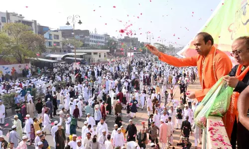 രാജസ്ഥാനിൽ മാതൃകയായി മതസൗഹാർദം; ഈദ് ഗാഹിൽ പുഷ്പവൃഷ്ടി നടത്തി ഹിന്ദു സമൂഹം