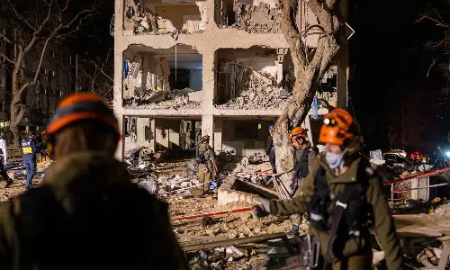 ഇസ്രായേലിനെ വിറപ്പിച്ച് ആണവകേന്ദ്രങ്ങൾക്ക് സമീപം ഇറാന്റെ മിസൈൽ ആക്രമണം; അറാദിലുൾപ്പെടെ നൂറിലേറെ പേർക്ക് പരിക്ക് ഇസ്രായേലിനെ വിറപ്പിച്ച് ആണവകേന്ദ്രങ്ങൾക്ക് സമീപം ഇറാന്റെ മിസൈൽ ആക്രമണം; അറാദിലുൾപ്പെടെ നൂറിലേറെ പേർക്ക് പരിക്ക്