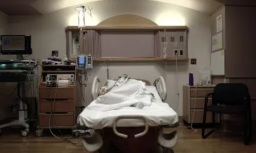 ലേബര്‍ റൂമിലെ ബൾബ് ഹോൾഡറിനുള്ളിൽ ഒളിക്യാമറ; ദൃശ്യങ്ങൾ പകര്‍ത്തിയ ഡോക്ടര്‍ പിടിയിൽ, 3,000-ത്തിലധികം വീഡിയോകൾ കണ്ടെടുത്തു