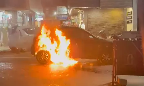 തെരഞ്ഞെടുപ്പ് പ്രചാരണത്തിനിടെ പടക്കം വീണ് കാറിന് തീപിടിച്ചു