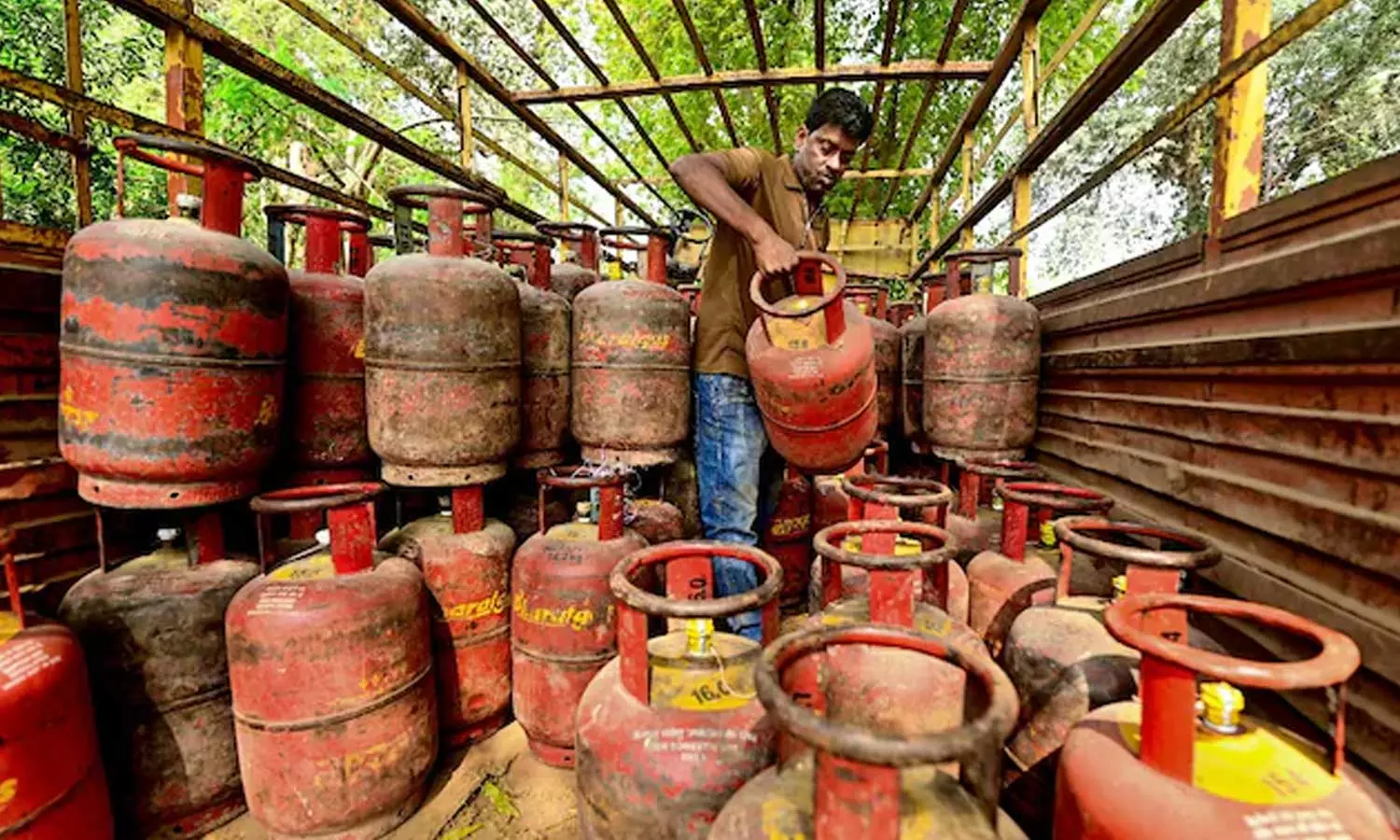 എൽപിജി പ്രതിസന്ധി: അടിയന്തര നടപടികളുമായി കേന്ദ്രം എൽപിജി പ്രതിസന്ധി: അടിയന്തര നടപടികളുമായി കേന്ദ്രം
