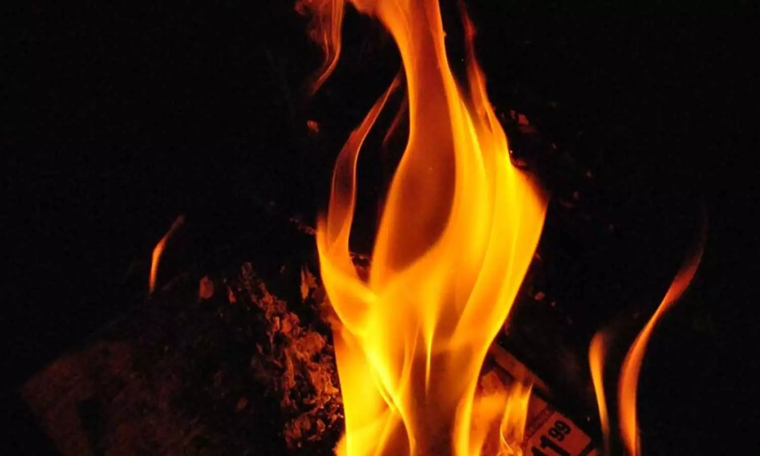 സുൽത്താൻ ബത്തേരിയില് വീടിന് തീപിടിച്ച് വയോധികന് മരിച്ചു സുൽത്താൻ ബത്തേരിയില് വീടിന് തീപിടിച്ച് വയോധികന് മരിച്ചു