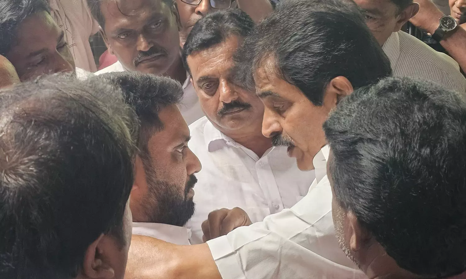 വിമത നീക്കം ഉപേക്ഷിച്ച് സഞ്ജയ് ഖാനും പ്രവർത്തകരും; ചേർത്തുനിർത്തി ആശ്വസിപ്പിച്ച് കെ.സി. വേണുഗോപാൽ വിമത നീക്കം ഉപേക്ഷിച്ച് സഞ്ജയ് ഖാനും പ്രവർത്തകരും; ചേർത്തുനിർത്തി ആശ്വസിപ്പിച്ച് കെ.സി. വേണുഗോപാൽ