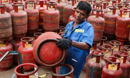 14.2 കിലോ സിലിണ്ടറിന് പകരം 10 കിലോ: ഗാർഹിക എൽപിജിയുടെ അളവ് കുറക്കാൻ കേന്ദ്രസർക്കാർ ആലോചന