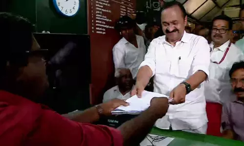 നാമനിര്‍ദേശ പത്രിക സമര്‍പ്പിച്ച് വി.ഡി സതീശൻ; കെട്ടിവെക്കാൻ പണം നൽകിയത് പ്ലാച്ചിമട സമര സമിതി