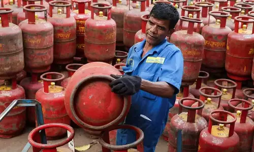 ഗാര്‍ഹിക സിലിണ്ടറുകളുടെ തൂക്കം കുറക്കുമെന്നത് ഊഹാപോഹം, കിംവദന്തികളില്‍ വിശ്വസിക്കരുത്; റിപ്പോര്‍ട്ടുകള്‍ തള്ളി കേന്ദ്രം