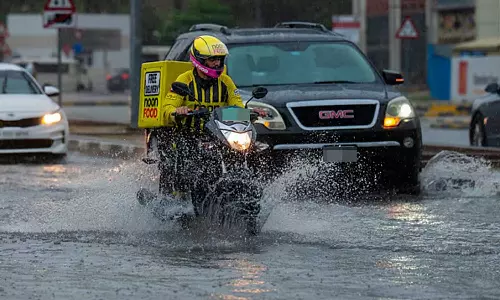 യു.എ.ഇയിൽ കനത്ത മഴ; നഗരങ്ങൾ വെള്ളക്കെട്ടിൽ, ജാഗ്രതാ നിർദേശം