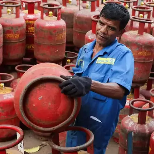 ഗാര്ഹിക സിലിണ്ടറുകളുടെ തൂക്കം കുറക്കുമെന്നത് ഊഹാപോഹം, കിംവദന്തികളില് വിശ്വസിക്കരുത്; റിപ്പോര്ട്ടുകള് തള്ളി കേന്ദ്രം