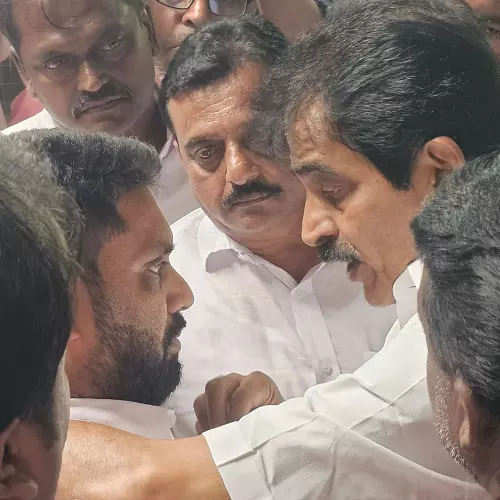 വിമത നീക്കം ഉപേക്ഷിച്ച് സഞ്ജയ് ഖാനും പ്രവർത്തകരും; ചേർത്തുനിർത്തി ആശ്വസിപ്പിച്ച് കെ.സി. വേണുഗോപാൽ