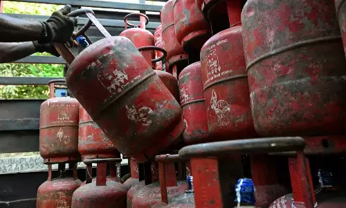 ക്ഷാമത്തിന് നേരിയ ആശ്വാസം; എൽപിജിയുമായി രണ്ട് കപ്പലുകൾ കൂടി ഇന്ത്യയിലേക്ക്