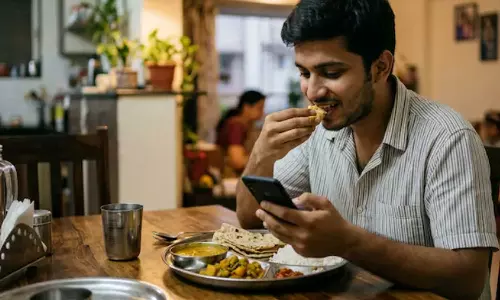 ഭക്ഷണം കഴിക്കുമ്പോഴും ഫോൺ താഴെ വെക്കാറില്ലേ?; ഈറ്റിംഗ് ഡിസോർഡറിലേക്ക് നയിച്ചേക്കുമെന്ന് പുതിയ പഠനം