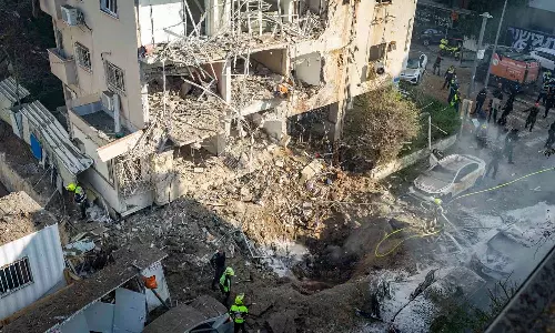 തെൽ അവീവിൽ ഇറാന്റെ മിസൈൽ ആക്രമണം: വൻ നാശനഷ്ടം, നാല് പേർക്ക് പരിക്ക്