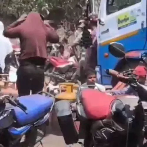 എൽപിജി സിലിണ്ടർ വാങ്ങാനായി വരിനിന്നവർക്ക് നേരെ തേനീച്ച ആക്രമണം