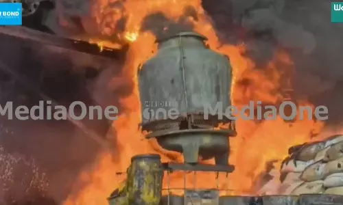 കളമശ്ശേരി എടയാര്‍ വ്യവസായ മേഖലയില്‍ വന്‍ തീപിടിത്തം; ഒരാള്‍ മരിച്ചു