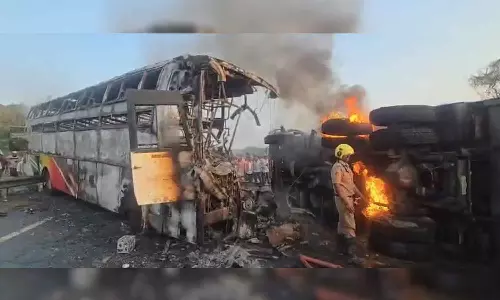 ആന്ധ്രാപ്രദേശിൽ ബസും ലോറിയും കൂട്ടിയിടിച്ച് തീപിടിച്ചു; 13 മരണം