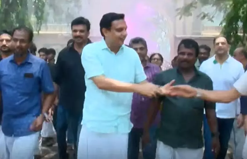 ക്യാമ്പസ് ഓർമകളിൽ റിയാസ്; ഫാറൂഖ് കോളജിൽ വോട്ട് തേടിയെത്തിയ മന്ത്രിക്കൊപ്പം ആവേശമായി വിദ്യാർഥികൾ ക്യാമ്പസ് ഓർമകളിൽ റിയാസ്; ഫാറൂഖ് കോളജിൽ വോട്ട് തേടിയെത്തിയ മന്ത്രിക്കൊപ്പം ആവേശമായി വിദ്യാർഥികൾ