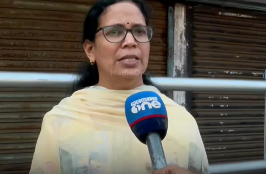 തെരഞ്ഞെടുപ്പിൽ ചിഹ്നത്തിൽ തട്ടി സ്ഥാനാർഥികൾ; നേരത്തെ അടിച്ച പോസ്റ്ററുകൾ മാറ്റി തെരഞ്ഞെടുപ്പിൽ ചിഹ്നത്തിൽ തട്ടി സ്ഥാനാർഥികൾ; നേരത്തെ അടിച്ച പോസ്റ്ററുകൾ മാറ്റി