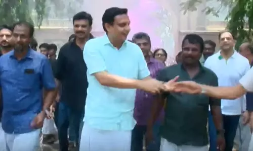 ക്യാമ്പസ് ഓർമകളിൽ റിയാസ്; ഫാറൂഖ് കോളജിൽ വോട്ട് തേടിയെത്തിയ മന്ത്രിക്കൊപ്പം ആവേശമായി വിദ്യാർഥികൾ