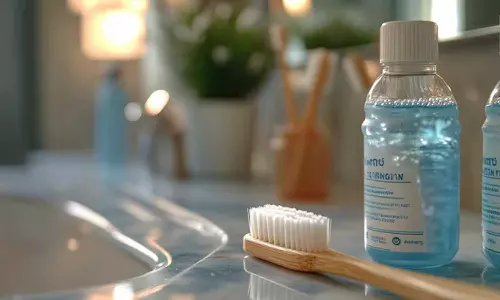 വെളുക്കാൻ തേച്ചത് പണിയായോ? മൗത്ത് വാഷും വൈറ്റനിങും ആരോ​ഗ്യകരമല്ല?