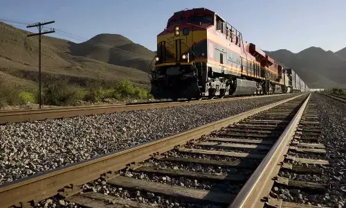 അത് അയാളുടെ കുറ്റമല്ല!; ഓടുന്ന ട്രെയിനിൽ നിന്ന് ഇറങ്ങാന്‍ ശ്രമിക്കുന്നതിനിടെ വീണ് പരിക്കേറ്റയാള്‍ക്ക് 80,000 രൂപ നഷ്ടപരിഹാരം നൽകാൻ ഉത്തരവ്