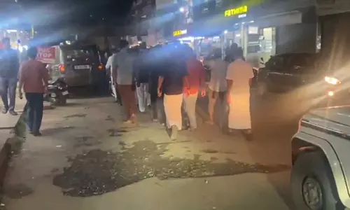 കോഴിക്കോട്ട് സ്ഫോടക വസ്തു പൊട്ടിത്തെറിച്ച് സിപിഎം പ്രവർത്തകൻ്റെ കൈപ്പത്തി തകർന്നു; ബോംബ് നിർമാണത്തിനിടെയെന്ന് യുഡിഎഫ് കോഴിക്കോട്ട് സ്ഫോടക വസ്തു പൊട്ടിത്തെറിച്ച് സിപിഎം പ്രവർത്തകൻ്റെ കൈപ്പത്തി തകർന്നു; ബോംബ് നിർമാണത്തിനിടെയെന്ന് യുഡിഎഫ്