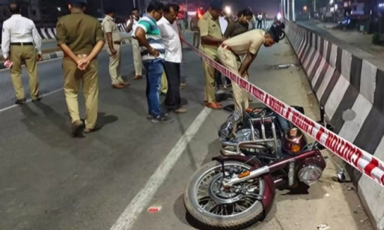 മംഗളൂരു മേൽപാലത്തിൽ ബൈക്ക് തടഞ്ഞ് യാത്രികനെ വെട്ടിക്കൊന്നു മംഗളൂരു മേൽപാലത്തിൽ ബൈക്ക് തടഞ്ഞ് യാത്രികനെ വെട്ടിക്കൊന്നു