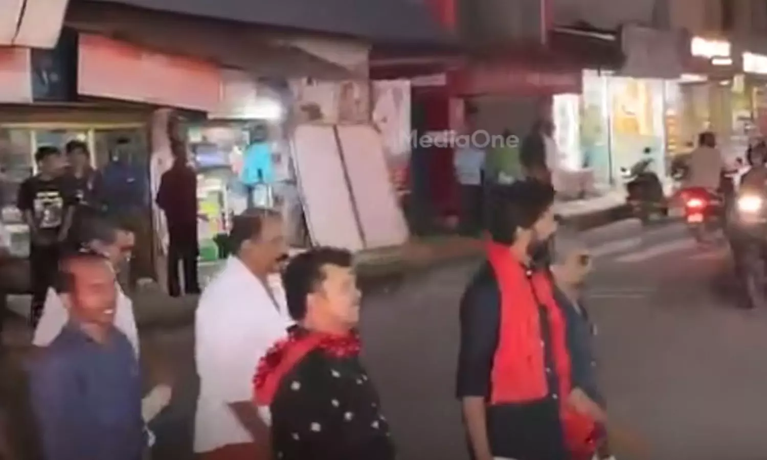 കെഎസ്യു നേതാവിന്റെ വീടിന് ബോംബെറിഞ്ഞ കേസ്: ജാമ്യത്തിലിറങ്ങിയ പ്രതികൾക്ക് സിപിഎം സ്വീകരണം കെഎസ്യു നേതാവിന്റെ വീടിന് ബോംബെറിഞ്ഞ കേസ്: ജാമ്യത്തിലിറങ്ങിയ പ്രതികൾക്ക് സിപിഎം സ്വീകരണം