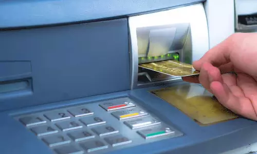 എടിഎം നിയമങ്ങളിൽ ഏപ്രിൽ 1 മുതൽ മാറ്റം; പണം പിന്‍വലിക്കുമ്പോള്‍ സൂക്ഷിച്ചില്ലെങ്കിൽ പണികിട്ടും!