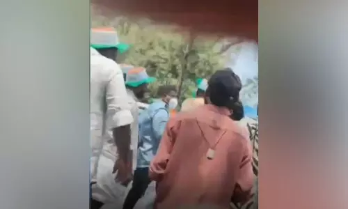 കൊച്ചിയിൽ തെരഞ്ഞെടുപ്പ് ഉദ്യോഗസ്ഥർക്ക് നേരെ കോൺഗ്രസ് പ്രവർത്തകരുടെ മർദനം