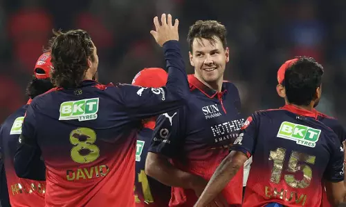 Duffy takes three wickets; Hyderabad collapses in the top order; RCB makes a good start in the IPL
