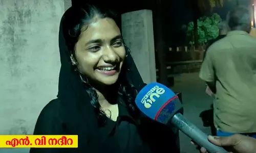 സിംപതിയൊന്നുമല്ല, സാഹചര്യമാണ്; കോഴിക്കോട് ബീച്ചിൽ സുഗന്ധം പരത്തുന്ന പെൺകുട്ടി, വേദനയിലും പുഞ്ചിരി