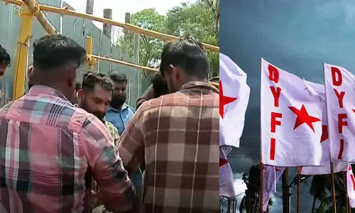 മുണ്ടക്കൈ ദുരന്തബാധിതർക്കുള്ള കോൺഗ്രസ് ഭവനനിർമ്മാണം വൈകുന്നു; നാടകീയ നീക്കവുമായി ഡിവൈഎഫ്ഐ,സ്ഥലത്ത് കുടില്‍കെട്ടി സമരം