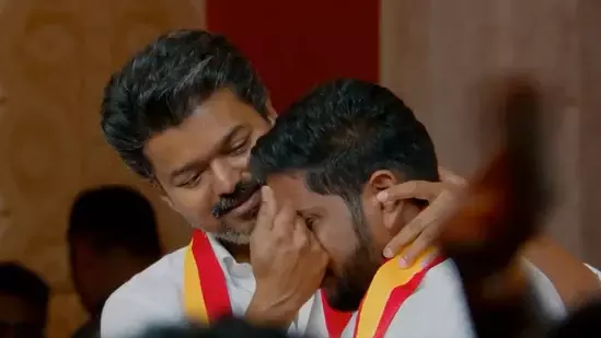 വിജയ്‌യുടെ മുൻ ഡ്രൈവറുടെ മകന് സീറ്റ് ; പ്രഖ്യാപനത്തിനിടെ പൊട്ടിക്കരഞ്ഞ് സ്ഥാനാര്‍ഥി, കണ്ണീര്‍ തുടച്ച് താരം