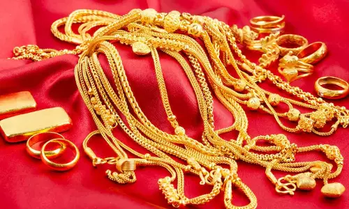 ആലുവയിൽ പട്ടാപ്പകൽ വീട് കുത്തിത്തുറന്ന് മോഷണം; എട്ട് പവൻ സ്വർണാഭരണം നഷ്ടപ്പെട്ടെന്ന് പരാതി