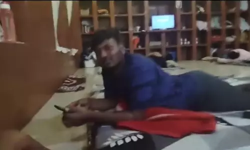 കൈയിൽ സ്മാർട്ട്‌ഫോൺ, ടിവിയിൽ നെറ്റ്ഫ്ലിക്സ്: ഈ ജയിലിൽ തടവുകാർക്ക് എല്ലാമുണ്ട്; മൂന്ന് ഉദ്യോഗസ്ഥർക്ക് സസ്പെൻഷൻ