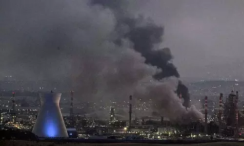 ഇസ്രായേലിലെ ഹൈഫ നേവൽ ബേസിന് നേരെ ഹിസ്ബുല്ലയുടെ മിസൈലാക്രമണം; ഓയിൽ റിഫൈനറിയിൽ തീപിടിത്തം ഇസ്രായേലിലെ ഹൈഫ നേവൽ ബേസിന് നേരെ ഹിസ്ബുല്ലയുടെ മിസൈലാക്രമണം; ഓയിൽ റിഫൈനറിയിൽ തീപിടിത്തം