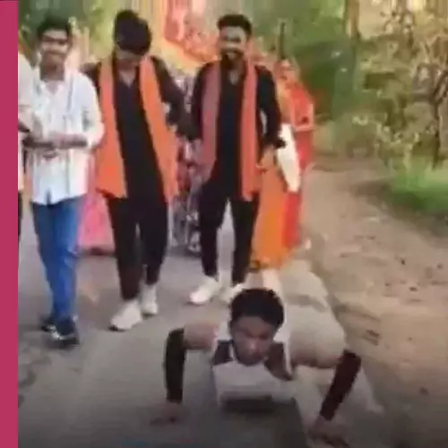 വിവാഹമോചനം ലഭിച്ചതിൽ ദൈവത്തിന് നന്ദി; ഒമ്പത് കിലോമീറ്റർ ദണ്ഡനമസ്‌കാരം നടത്തി യുവാവ്