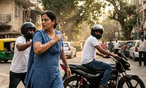 നിലവിളിച്ചിട്ടും ഒരാളും തിരിഞ്ഞുനോക്കിയില്ല; മാല പിടിച്ചുപറിക്കാരെ ഒറ്റക്ക് നേരിട്ട് യുവതി,കാഴ്ചക്കാരായി നാട്ടുകാര്‍