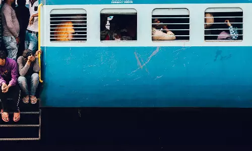 യാത്രക്കാരുടെ ശ്രദ്ധയ്ക്ക്! ഈ കാര്യങ്ങൾ ട്രെയിനിൽ ചെയ്താൽ പിടിവീഴും; പിഴ മാത്രമല്ല കാത്തിരിക്കുന്നത് തടവുശിക്ഷയും