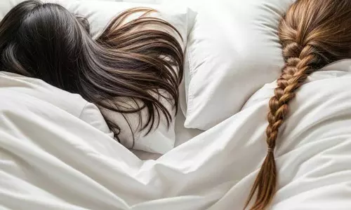 രാത്രി ഇങ്ങനെയാണോ ഉറങ്ങുന്നത്? മുടി കൊഴിച്ചിലിന് കാരണമിതാകാം