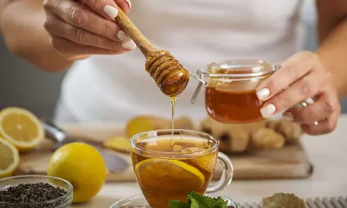 തേൻ  തിളച്ച വെള്ളത്തിൽ ഒഴിക്കാറുണ്ടോ?; എങ്കില്‍ ഇക്കാര്യങ്ങള്‍ അറിഞ്ഞിരിക്കാം...